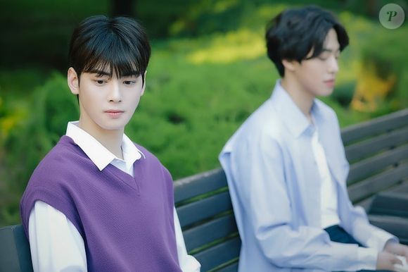 'Top Management': em um dos primeiros papeis de sua carreira, o ator interpretou Yeon-woo, um trainee de k-pop que precisa lidar com as dificuldades de entrar na indústria