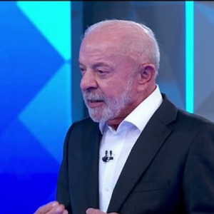 Lula foi alvo de uma provocação de Flávio Bolsonaro durante o debate presidencial, quando o senador fez referência aos nove dedos do presidente. A declaração provocou uma reação do petista e repercutiu nas redes sociais
