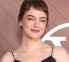 Emma Stone, aos 37 anos, é dona de uma pele bem cuidada; atriz não é adepta de make pesada