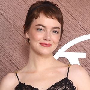 Emma Stone, aos 37 anos, é dona de uma pele bem cuidada; atriz não é adepta de make pesada