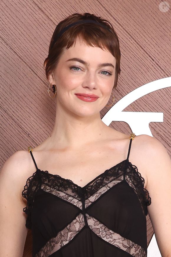 Emma Stone, aos 37 anos, é dona de uma pele bem cuidada; atriz não é adepta de make pesada