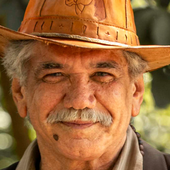 Antes da fama na televisão, Jackson Antunes enfrentou dificuldades e passou um período dormindo na praia