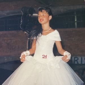 Quem será essa menina de vestido branco e franjinha que vai participar do 'BBB 25'?
