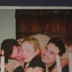 Ainda de acordo com coluna a relação entre os dois começou nos tempos em que trabalhavam na Calvin Klein. Eles chegaram a morar no mesmo prédio e compartilhar espaços, criando uma amizade que marcaria a trajetória do designer