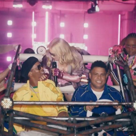 Madonna se apresento ao lado de Ronaldo e Ronaldinho Gaúcho no show de encerramento da Copa do Mundo