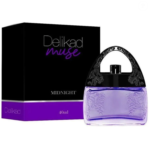 Pertencente à família olfativa floral verde, o perfume Delikad Muse Midnight apresenta uma construção simples e harmoniosa. A nota de topo é a hortelã, que entrega frescor logo nas primeiras borrifadas. No corpo, a rosa assume o protagonismo, enquanto o vetiver aparece no fundo para garantir profundidade e um toque refinado