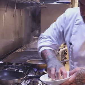 Quando o arroz estiver cozido, acrescente o queijo brie e mexa até derreter tudo e ficar cremoso