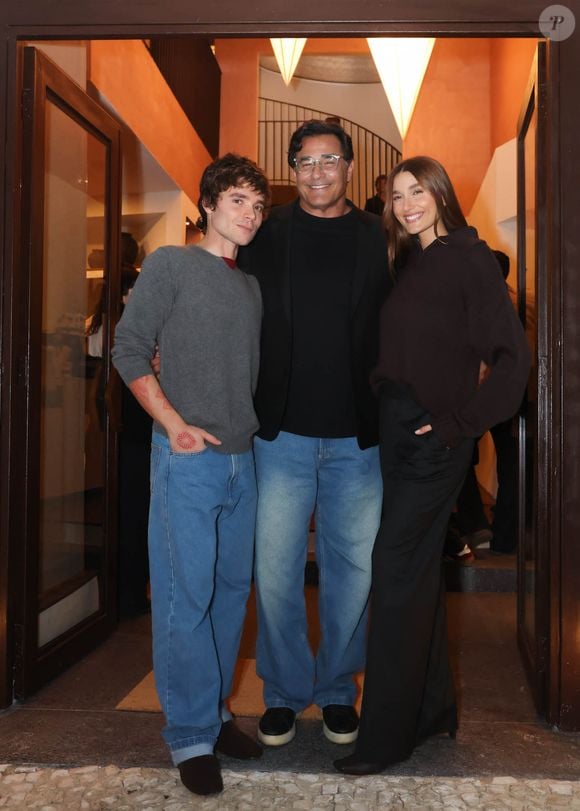 Luciano Szafir acompanhou Sasha Meneghel em mais um passo da expansão da Mondepars, marca de moda criada pela filha; o marido João Lucas também estava presente