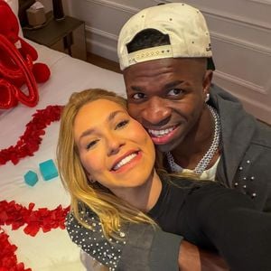 Internautas se chocaram com a simplicidade do presente de Vini Jr para Virgínia