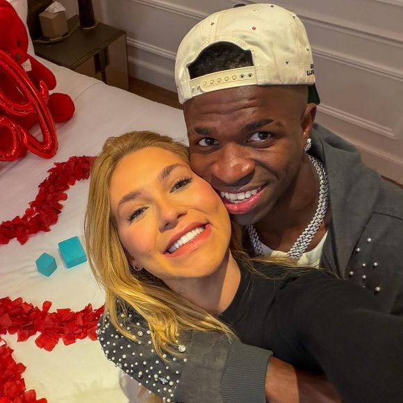 Internautas se chocaram com a simplicidade do presente de Vini Jr para Virgínia