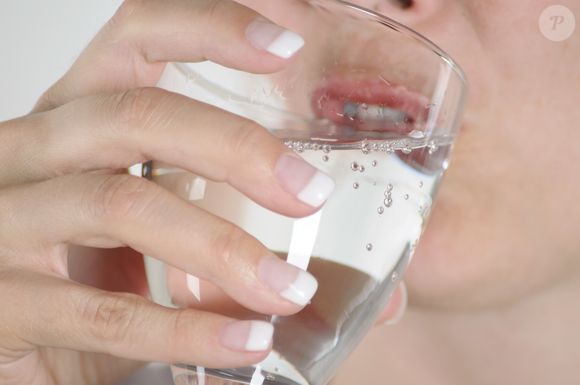 O cirurgião gastrointestinal também alerta para a ingestão de líquidos, como água, sucos naturais e chás sem açúcar.