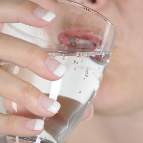 O cirurgião gastrointestinal também alerta para a ingestão de líquidos, como água, sucos naturais e chás sem açúcar.