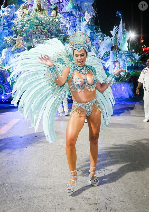 Mariana Goldfarb, musa da Grande Rio, elegeu fantasia com biquíni cavado