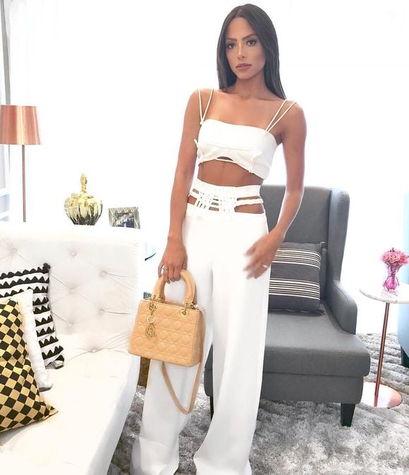 Antes loira, Fê Sena passou a adotar um moreno iluminado e maduro