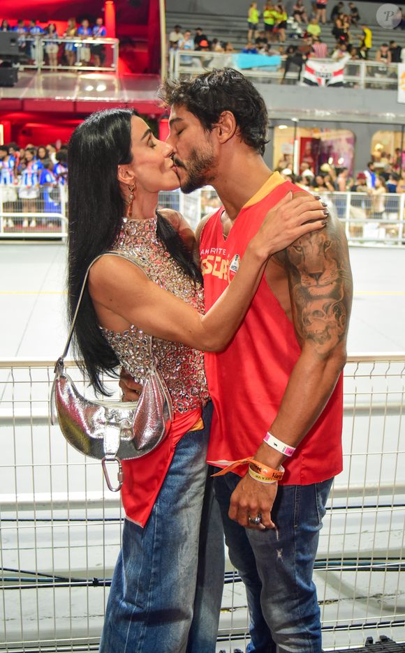 Famosos se beijando no Carnaval 2026: casal formado em 'A Fazenda 2025', Michelle Barros e Shia Phoeni se beijaram no Anhembi