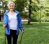 Elevar levemente os joelhos durante a caminhada ajuda a ativar glúteos, quadríceps e quadris, explica personal trainer
