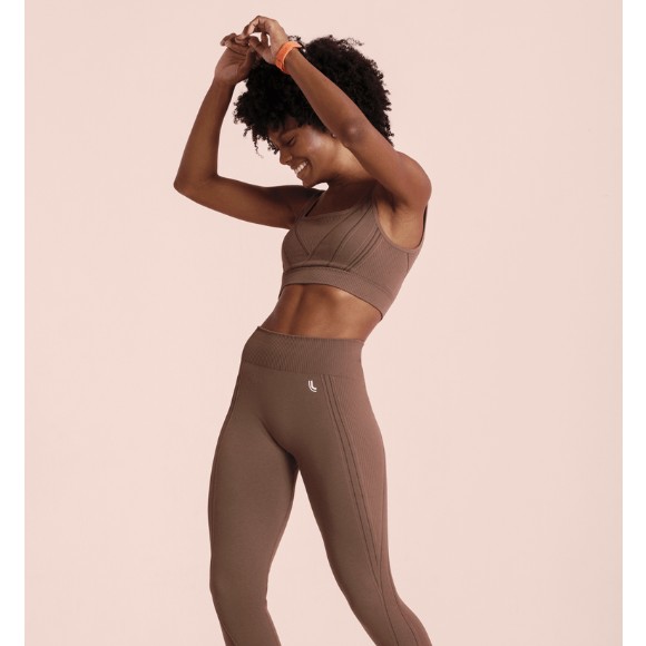 Calça Legging Max da Lupo alia conforto e qualidade: é ótima para praticar atividades físicas, como ioga e pilates, já que não marca, se adequando facilmente, e não aperta a cintura.