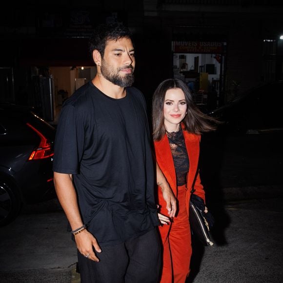 Sandy e Pedro Andrade ainda caminharam de mãos dadas rumo ao teatro