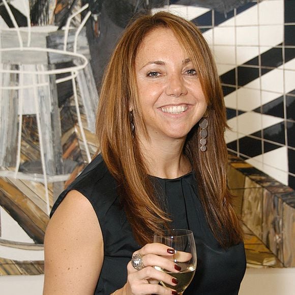 Os promotores federais de de Manhattan, onde ela atuava, alegam que ela também prometeu usar o dinheiro de alguns clientes para adquirir obras de arte, mas, em vez disso, gastou os recursos em despesas pessoais e empresariais, além de cobrir dívidas gigantescas.