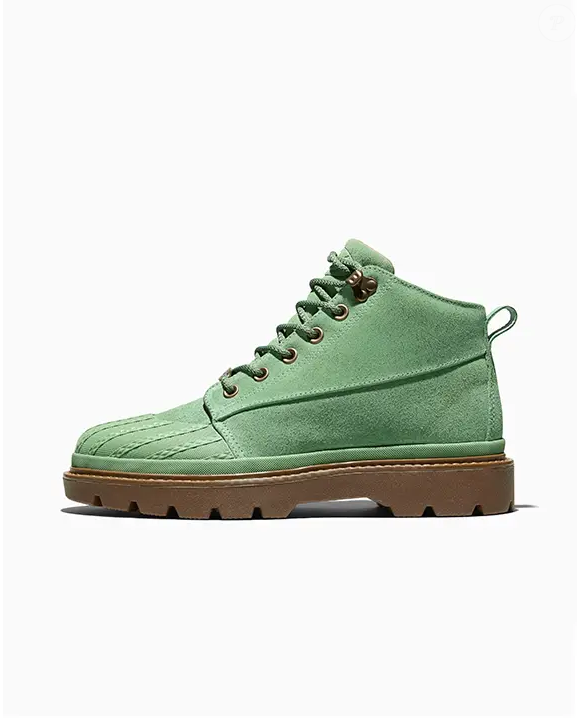 As novas botas Converse Bronco 1908 são botas de caminhada feitas de camurça, na cor verde eucalipto, que adicionam frescor e leveza até aos looks de inverno mais sóbrios e escuros