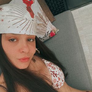 Em seguida, Maiara colocou seu corpão para jogo em um biquíni branco estampado com diversas figuras em vermelho