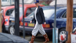 Arezzo se inspira em Lady Di para criar botas western acessíveis, e réplica idêntica usada em 'The Crown' é leiloada por quase R$ 5 mil