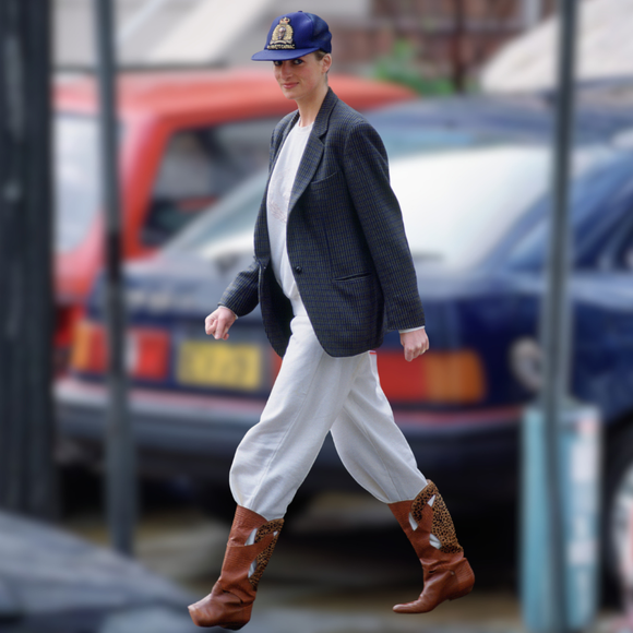 Arezzo se inspira em Lady Di para criar botas western acessíveis, e réplica idêntica usada em 'The Crown' é leiloada por quase R$ 5 mil