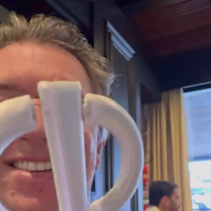 A imagem estiliza as letras “C” e “P” (iniciais de Casa do Patrão), mas com um traço visual que remete diretamente ao acessório do comunicador.