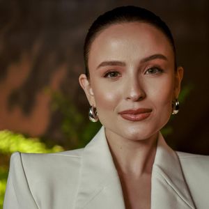 Em 'Êta Mundo Melhor!', Larissa Manoela vive uma personagem misteriosa.