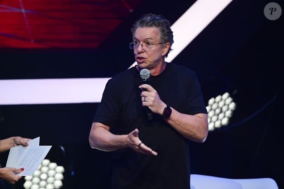 No SBT, 'The Voice Brasil' tem direção de Boninho e apresentação de Tiago Leifert. Programa teve 12 temporadas na Globo