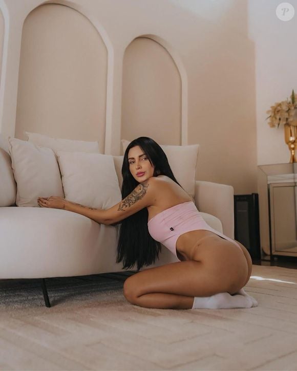 “O importante é tirar proveito da dor, virar meme antes que virem com a gente”, brinca. “Se ser corno é inevitável, que pelo menos renda conteúdo. Agora todo mundo vai poder ver o que o menino Ney viu”.