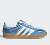 Nem Samba, nem Spezial: o novo Adidas Gazelle Indoor na cor aquamarine chama atenção pelo couro metálico brilhante, visual retrô e inspiração nos anos 2000 que voltou com força total