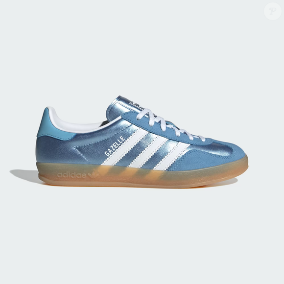 Nem Samba, nem Spezial: o novo Adidas Gazelle Indoor na cor aquamarine chama atenção pelo couro metálico brilhante, visual retrô e inspiração nos anos 2000 que voltou com força total