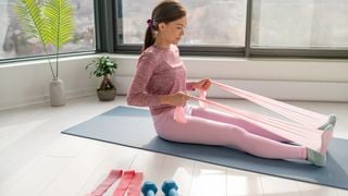 Pilates com pesos para iniciantes: nove exercícios simples para fortalecer todo o corpo, ideal para pessoas com mais de 50 anos