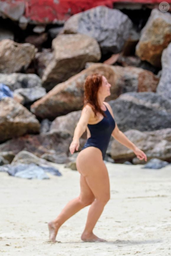 Paolla Oliveira valorizou coxas grossas em maiô