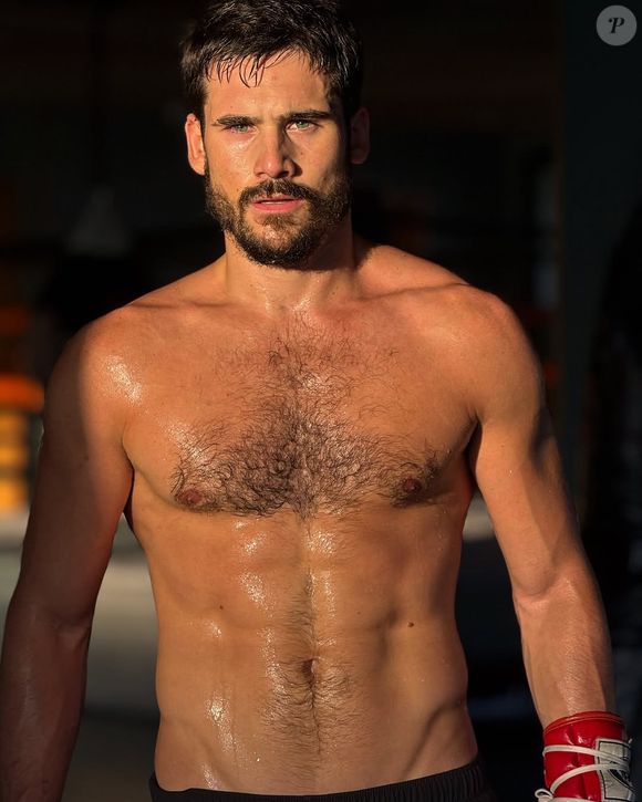 O protagonista de "Mania de Você", da TV Globo, prestou o Enem em 2014. Em entrevista ao programa Lady Night, ele contou que saiu direto da prova para um espetáculo teatral.