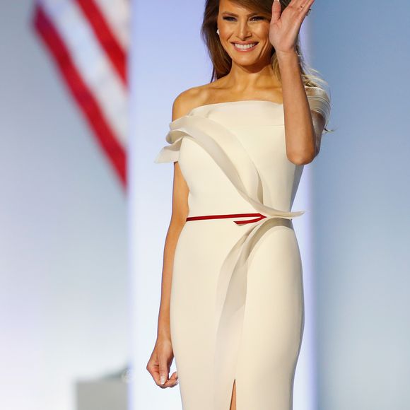 O vestido usado por Melania Trump na posse do esposo em 2017 também foi confeccionado por Hervé Pierre.