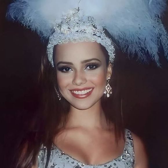 Sandy participou de um desfile em homenagem à dupla Chitãozinho e Xororó pela X-9 Paulistana