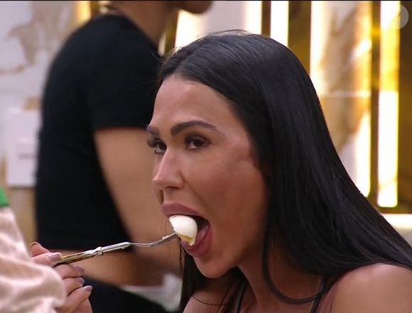 '[Os pelos] estão caindo agora para nascerem de novo. Eu sofri um acidente de carro e fiz várias cirurgias para tirar a cicatriz', contou a musa fitness durante conversa com outras sisters