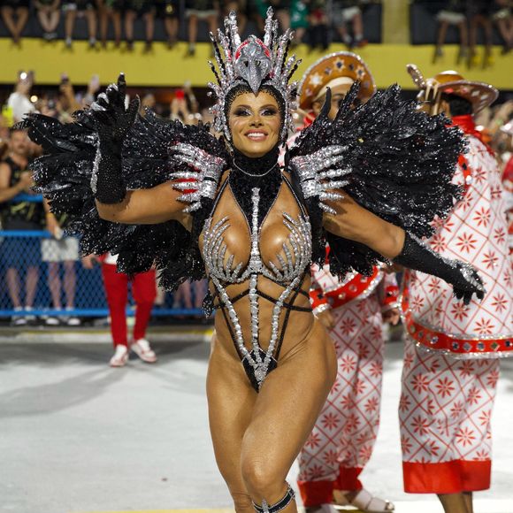 "Representa o Carcará, um pássaro do sertão, que os cangaceiros usavam os ossos dele como amuleto de proteção", contou Vivi sobre sua fantasia