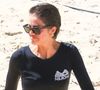 Agatha Moreira treina em praia do Rio de Janeiro com biquíni fio-dental e cropped de manga comprida