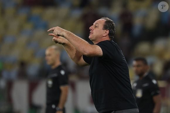Rogério Ceni comentou a expulsão de Neymar no empate entre Santos e Bahia e aconselhou o atacante a ter cuidado com suas atitudes. O treinador também reconheceu o talento do camisa 10 santista