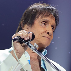 A equipe de Roberto Carlos informou que o cantor está tranquilo após ser hospitalizado aos 85 anos para uma cirurgia de vesícula. O procedimento já estava programado
