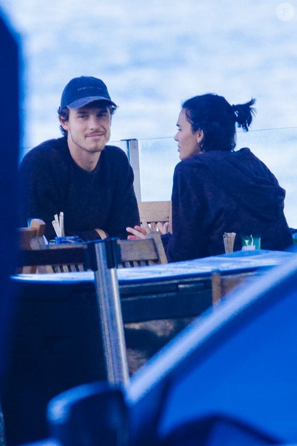 Bruna Marquezine e o namorado, Shawn Mendes, tomaram café em quiosque da orla de São Conrado, Zona Sul do Rio, em 15 de julho de 2026