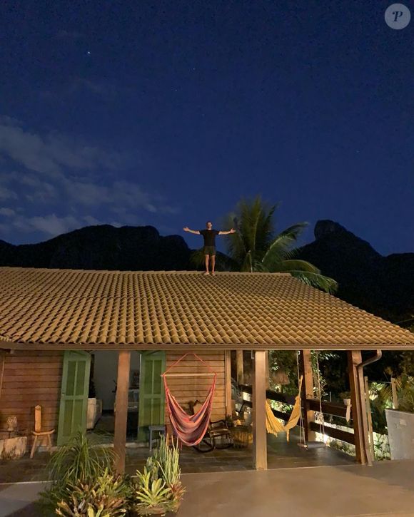 Mansão de José Loreto tem estrutura de casa de campo com alpendre, redes de descanso e balanço