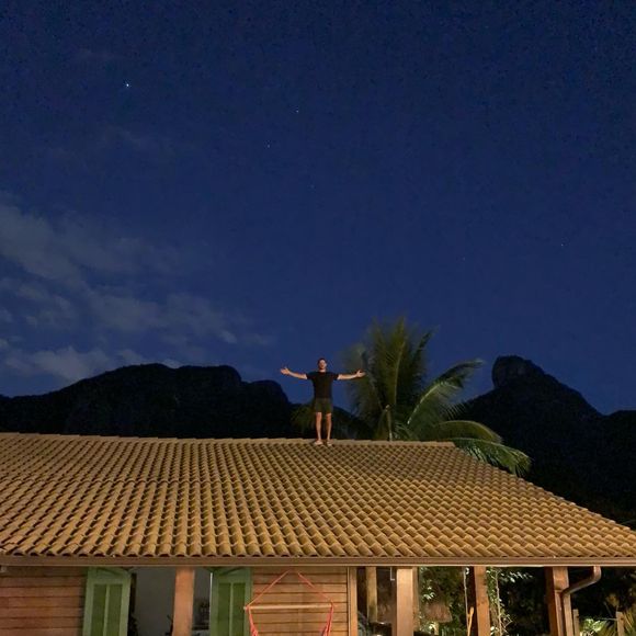 Mansão de José Loreto tem estrutura de casa de campo com alpendre, redes de descanso e balanço
