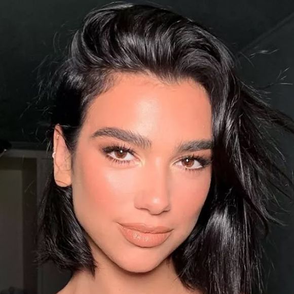 Para quem prefere um look mais básico, a aposta está nas sobrancelhas bem definidas, como Dua Lipa