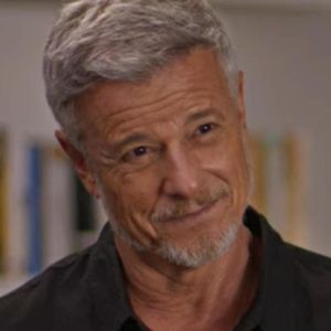 Jaques (Marcello Novaes) salvará a vida de Davi (Rafael Vitti) com transfusão de sangue