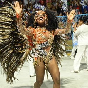 Rainha de bateria da Beija-Flor, Lorena Raissa tem apenas 19 anos