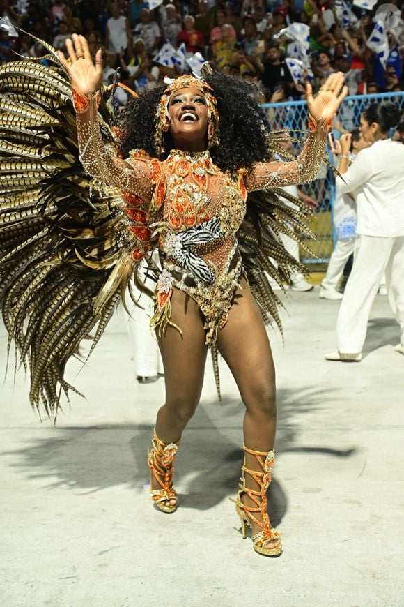 Rainha de bateria da Beija-Flor, Lorena Raissa tem apenas 19 anos